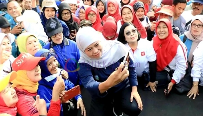 Gubernur Jatim, Khofifah Indar Parawansa foto bersama peserta JJS di halaman Kantor Bakorwil III Malang. 