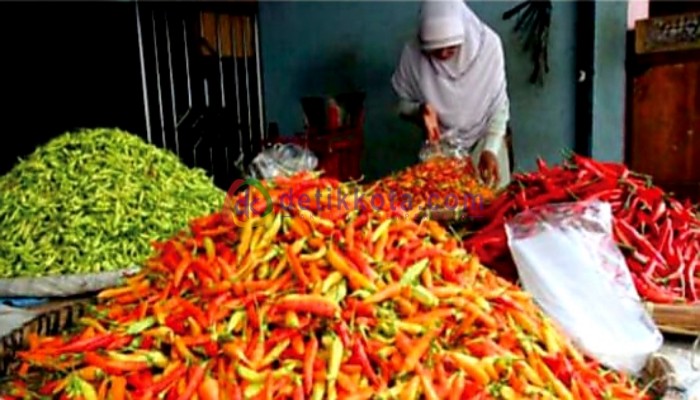 Penjual cabai di Pasar Anom Baru Sumenep.