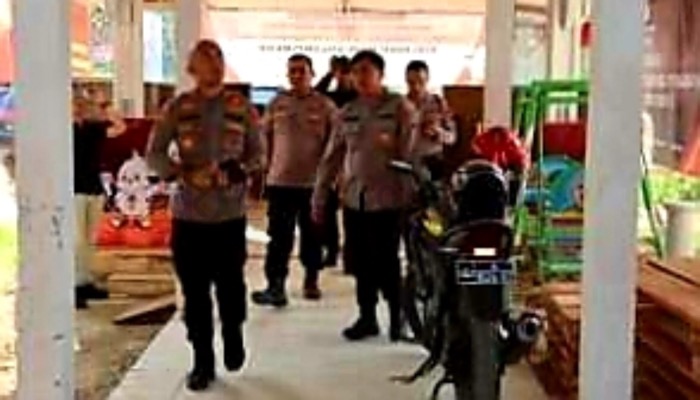 Wakapolres Sumenep, Kompol Arif Mahari (depan kiri) saat mengecek pengamanan di Kantor KPU setempat.