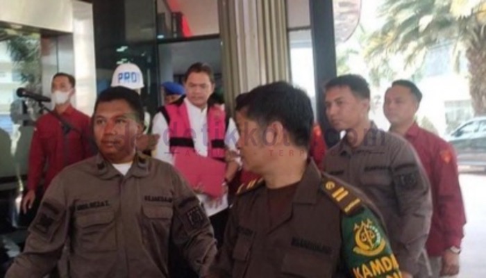 Anggota III BPK RI, Achsanul Qosasi (rompi pink) saat keluar dari Kantor Kejagung usai jalani pemeriksaan.