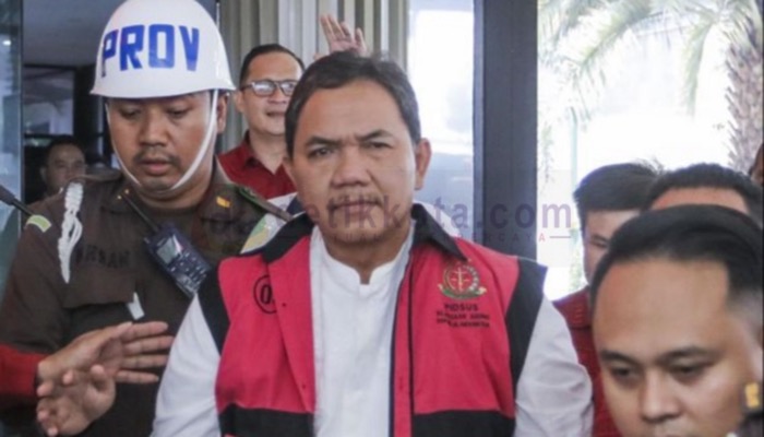 Anggota BPK RI, Achsanul Qosasi digiring ke mobil tahanan menuju Rutan Salemba Cabang Kejari Jakarta Selatan.