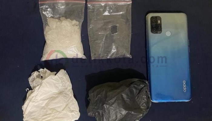 Barang bukti sabu dan HP yang diamankan petugas dari tersangka inisial VTA, warga Desa Angon-Angon, Kec. Arjasa, Pulau Kangean.