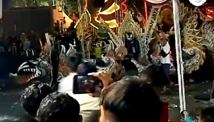 Kericuhan antar pendukung grup musik Tong-tong diacara Festival Dewi Cemara Jatim 2023 di areal timur Taman Bunga, Sumenep.