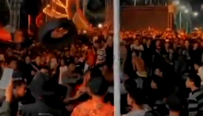 Suasana kericuhan antar pendukung 2 grup musik Tong-tong diacara Festival Dewi Cemara Jatim 2023 di areal timur Taman Bunga, Sumenep.