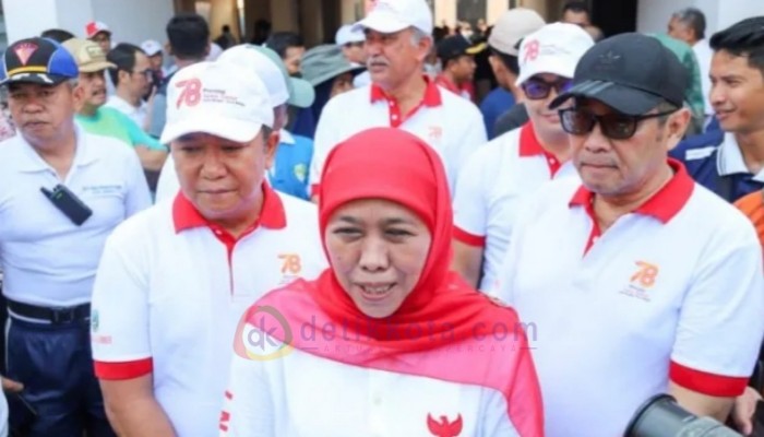 Gubernur Jawa Timur, Khofifah Indar Parawansa diwawancarai wartawan di alun-alun Jember.