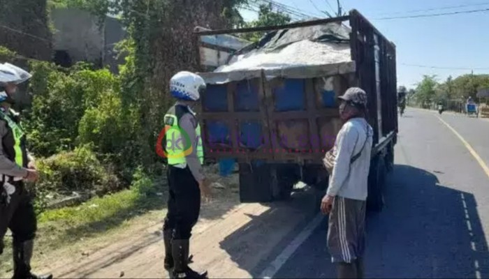 Anggota Satlantas Polres Sumenep menghentikan truk pengangkut garam tanpa penutup.