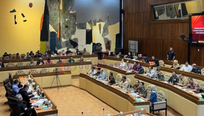 Rapat kerja Komisi II DPR bersama KPU, Bawaslu, DKPP, Kemendagri di Gedung MPR/DPR/DPD RI, Senayan.