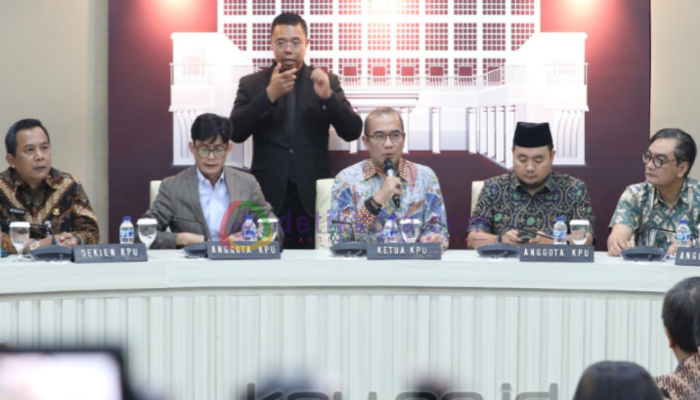 Ketua KPU RI, Hasyim Asy'ari didampingi komisioner yang lain menetapkan DCT Pemilu 2024.