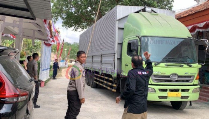 Kontainer pengangkut logistik Pemilu 2024 tiba di Kantor KPU Sumenep.