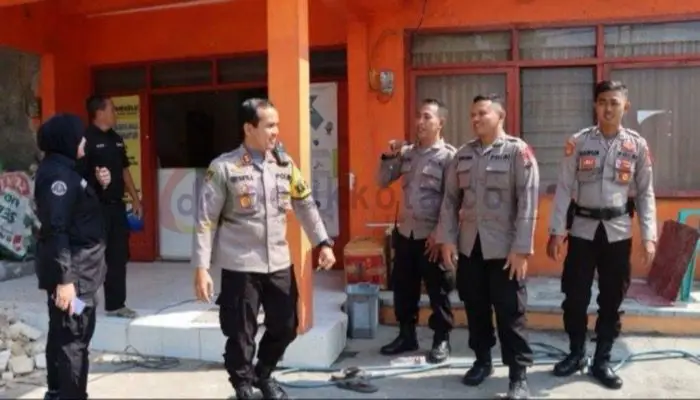 Kapolres Sumenep, AKBP Edo Satya Kentriko saat mendatangi Kantor Bawaslu setempat.