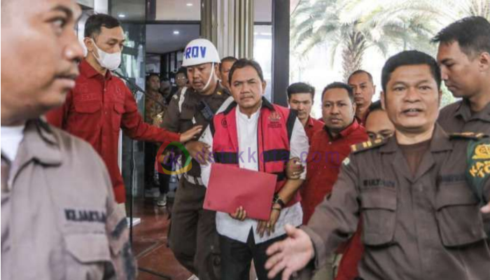 Anggota III BPK RI, Achsanul Qosasi digelandang ke mobil tahanan menuju Rutan Salemba usai ditetapkan tersangka oleh Kejagung.