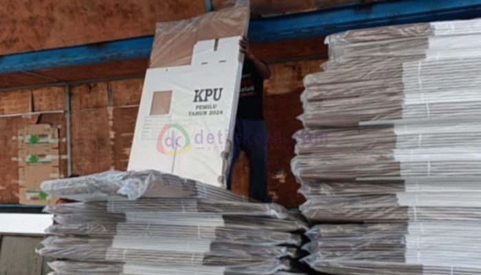 Petugas sedang menata logistik Pemilu 2024 di Gudang KPU Sumenep.