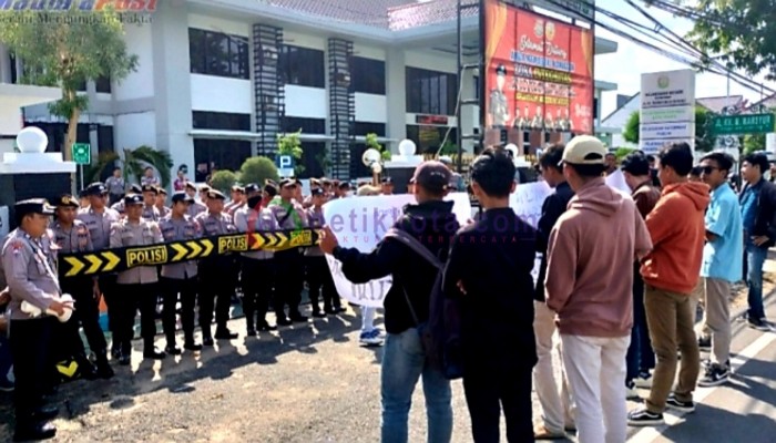 Aksi demontrasi mahasiswa di halaman Kantor Kejari Sumenep mendapat pengawalan petugas kepolisian.
