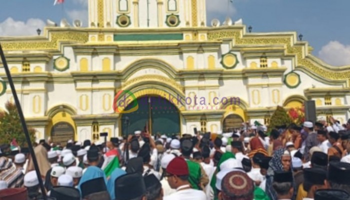 Ribuan masyarakat Kabupaten Sumenep melaksanakan istighasah kubro dan donasi dengan tajuk 'Save Palestina' di depan Masjid Agung setempat.