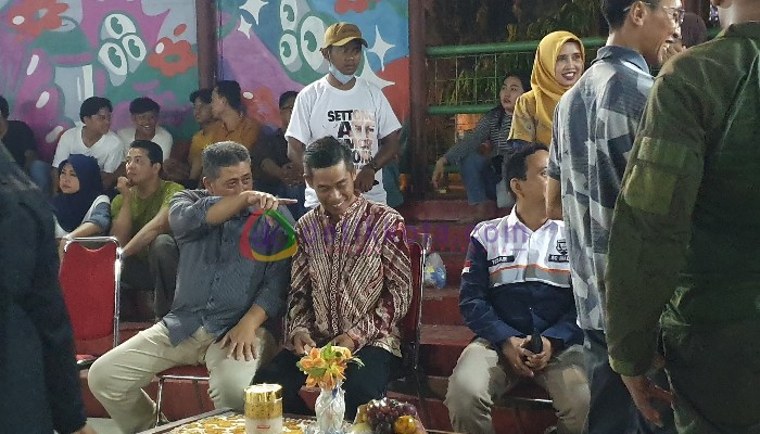 Humas Kantor Bea Cukai Madura, Tesar Pratama didampingi Kasatpol PP Sumenep, Ach. Laili Maulidy pada acara Panggung Kreasi di Taman Bunga Sumenep.