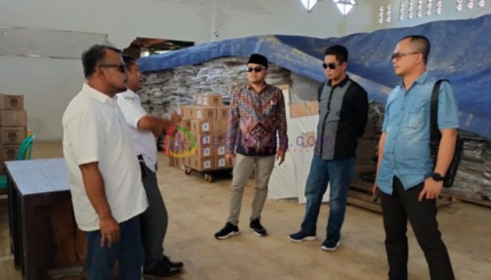 Komisioner Bawaslu Sumenep mengecek gudang penyimpanan logistik Pemilu 2024 di gudang KPU setempat.