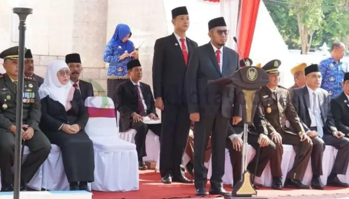 Bupati Sumenep, H. Achmad Fauzi Wongsojudo memimpin upacara peringatan Hari Pahlawan Nasional ke-78 di TMP Jokotole.
