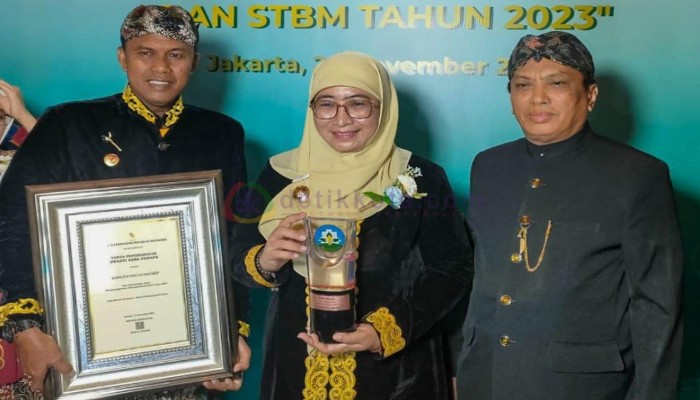 Wakil Bupati Sumenep, Hj. Dewi Khalifah didampingi Plt Kepala Dinkes P2KB setempat, Agustiono Sulasno (kiri) saat penerimaan penghargaan Swasti Saba Padapa 2023.