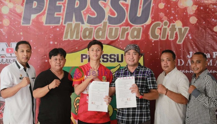Jajaran manajemen Perssu Madura City foto bersama pemain udah tanda tangan kontrak di mess club.