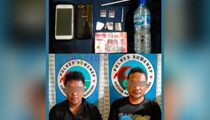 2 pelaku inisial MR dan IR beserta sejumlah barang bukti yang diamankan polisi.