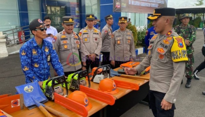 Wakapolres Sumenep, Kompol Arif Mahari memeriksa peralatan dalam Apel Kesiapsiagaan Penanggulangan Bencana Hidrometeorologi di halaman Mapolres setempat.