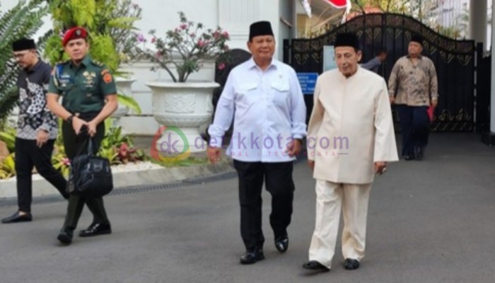 Capres Prabowo Subianto bersama Pembina TKN, Habib Luthfi bin Yahya.