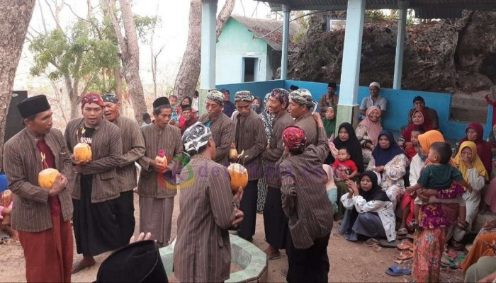Warga Desa Langsar, Kec. Saronggi, Kab. Sumenep sedang melaksanakan ritual Cahe di Gua Mandalia.