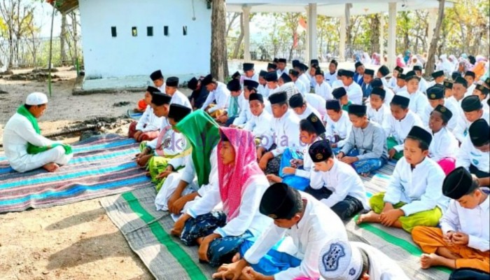 Pelaksanaan salat istisqa oleh santri dan warga di area Makam Bhujuk Anten, Desa Jate, Pulau Giliraja, Kec. Giligenting, Kab. Sumenep.