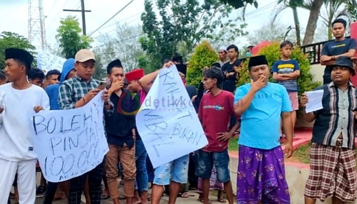 Aksi demonstrasi sejumlah pemuda dan keluarga bayi di Puskesmas Batang-Batang, Kabupaten Sumenep.
