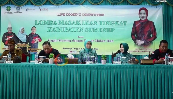Ketua TP PKK Kabupaten Sumenep, Nia Kurnia Fauzi (tengah) didampingi Kepala Dinas Perikanan setempat Agustiono Sulasno (kiri) di acara Lomba Masak Ikan.
