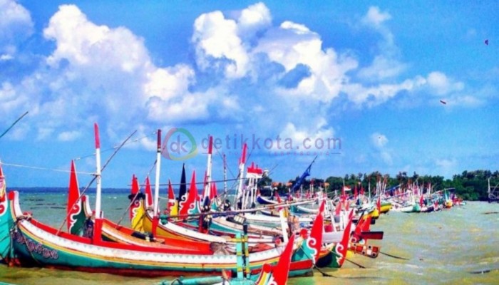 Puluhan sampan nelayan berjejer di pantai sebelum larung acara Petik Laut dimulai.