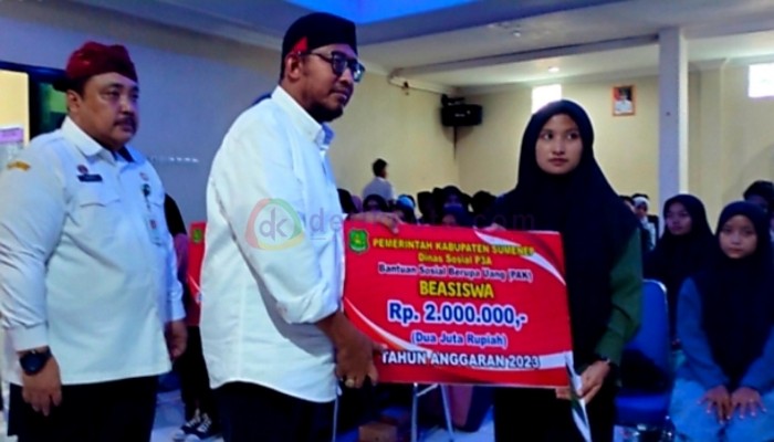Bupati Sumenep, H. Achmad Fauzi Wongsojudo didampinga Kepala Dinsos P3A Achmad Dzulkarnain secara simbolis menyerahkan Beasiswa kepada perwakilan penerima. 