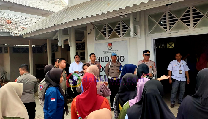 Personel Polres Sumemep melakukan pengamanan proses sortir dan lipat surat suara Pemilu 2024 di gudang logistik KPU setempat.