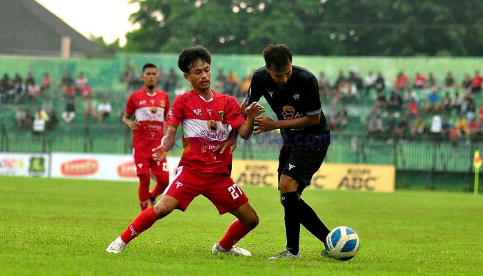 Laga Perssu Madura City kontra Persepam Pamekasan di GOR A Yani, Panglegur, Sumenep.