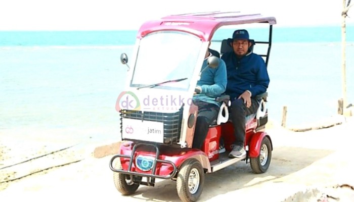 Buapti Sumenep, H. Achmad Fauzi Wongsojudo menaiki mobil golf listrik saat berwisata ke Pulau Gili Iyang, Kecamatan Dungkek.