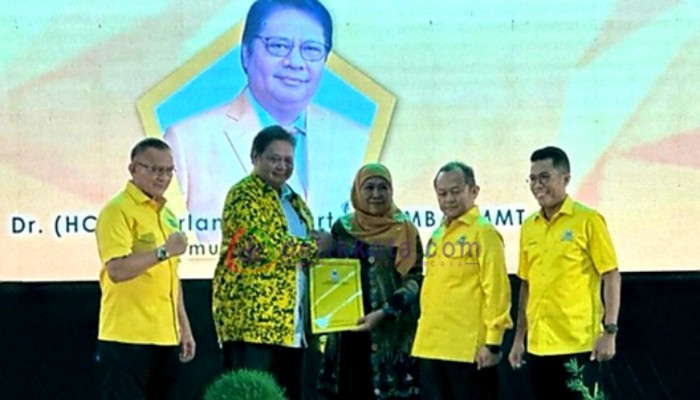 Penyerahan Rekomendasi dari Ketum Partai Golkar Airlangga Hartarto kepada Khofifah Indar Parawansa.