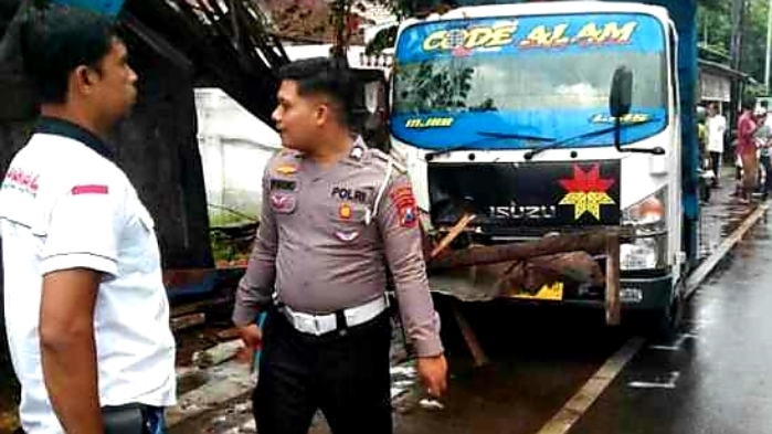 Petugas Satlantas Polres Sumenep melakukan olah TKP kecelekaan.