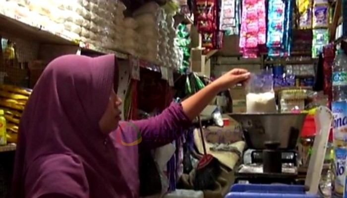 Salah seorang pedagang Sembako di Pasar Anom Baru Sumenep.