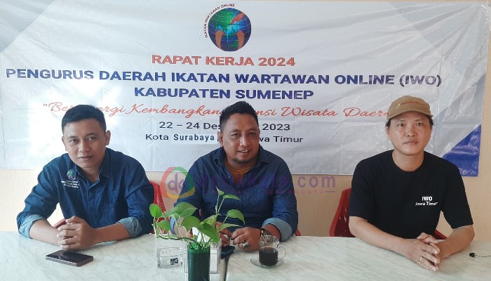 Ketua IWO Kabupaten Sumenel, Imam Mustain Ramli (tengah) diacara Raker di Surabaya.