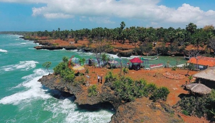 Pantai Ropet, salah satu destinasi wisata alam di Pulau Gili Iyang, Kec. Dungkek, Kab. Sumenep.