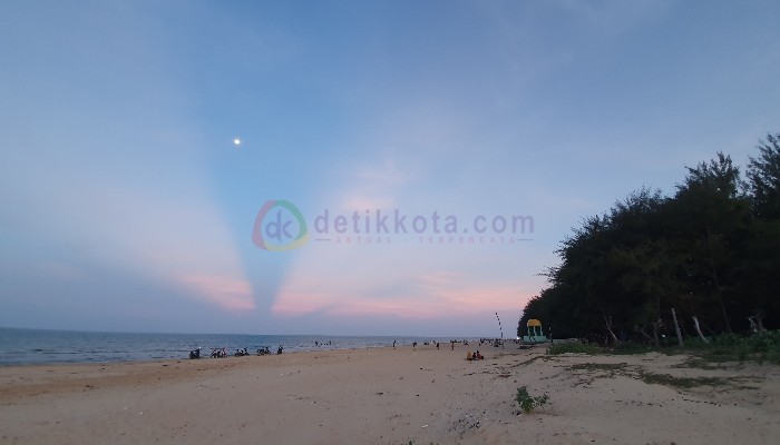 Wisata Pantai Lombang di Kecamatan Batang-Batang, Kab. Sumenep.