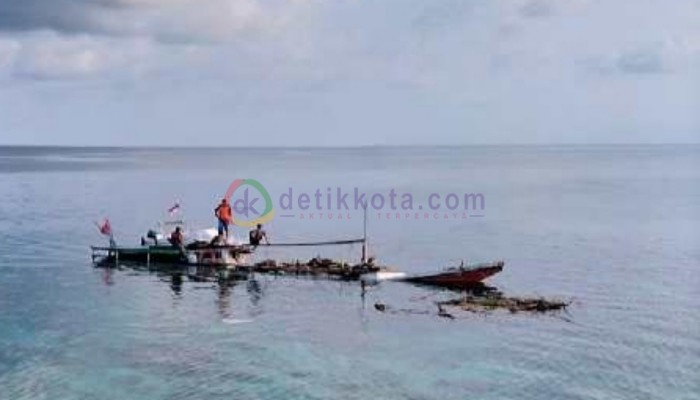 Bangkai KM Labobar usai tenggelam di perairan Pulau Karamian, Masalembu.