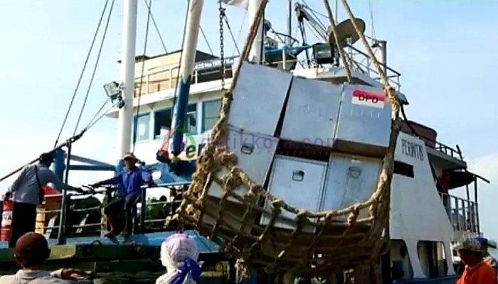 Proses distribusi logistik Pemilu ke kepulauan Sumenep menggunakan kapal pada Pemilu sebelumnya.