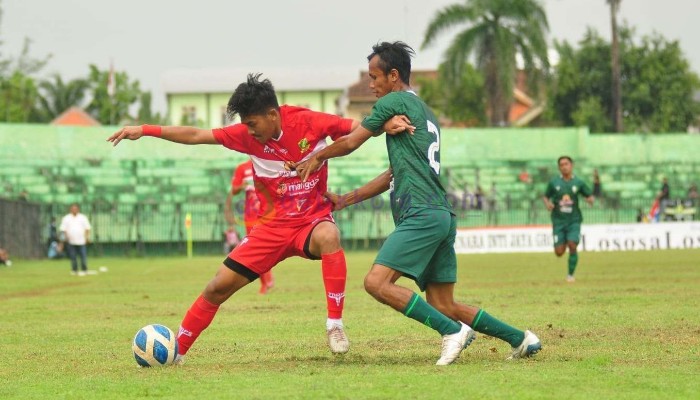 Pertandingan Perssu Madura City melawan Persesa Sampang di GOR A. Yani, Panglegur Sumenep.