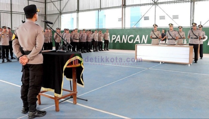 Kapolres AKBP Edo Satya Kentriko memimpin upacara sertijab Kasatpolairud dan 2 Kapolsek di jajaran Polres Sumenep.