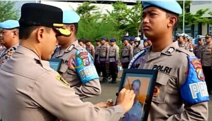 Kapolres Sumenep mempimpin upacara PTDH 2 anggotanya di halaman Mapolres setempat.