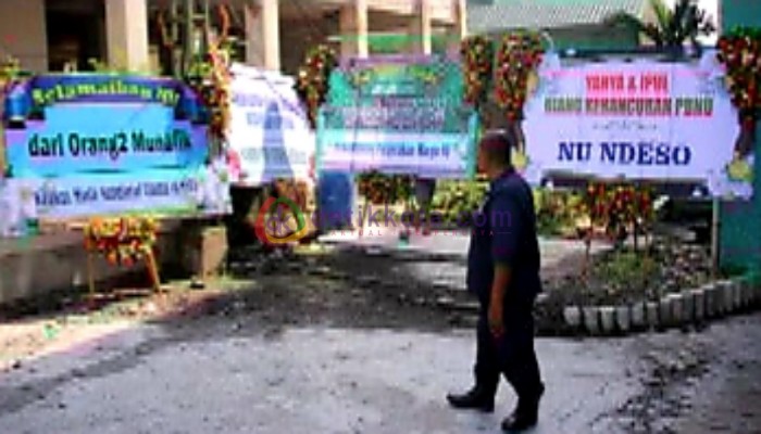 Sejumlah karangan bunga bernada kritik berjejer di depan Kantor PWNU Jawa Timur.