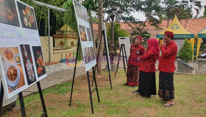 Kepala Disbudporapar Kab. Sumenep Moh. Iksan didamping Hendarti Antadewi dan Moh. Zaini melihat Pameran Foto di Roma Andhep Asor, Pendopo Agung Keraton Sumenep.