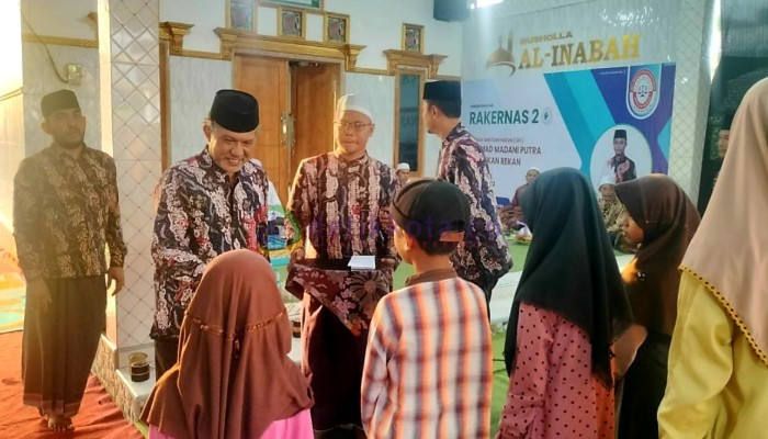 Penasehat LBH Achmad Madani dan Rekan, Rudi Hartono menyerahkan santunan untuk anak yatim.