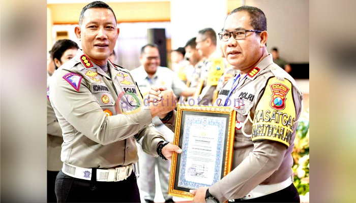 Dirlantas Polda Jatim, Kombes Pol Komarudin menyerahkan penghargaan kepada Kasatlantas Polres Sumenep, AKP Alimuddin Nasution.